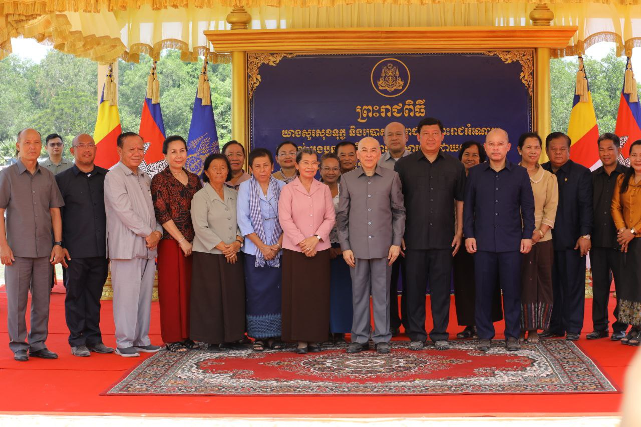ព្រះករុណាព្រះបាទសម្តចព្រះបរមនាថ នរោត្តម សីហមុនី ស្តេចយាងចុះសួរសុខទុក្ខ និងចែកអំណោយ អតីតយុទ្ធជន ៥០០គ្រួសារ​ នៅស្រុករមាសហែក