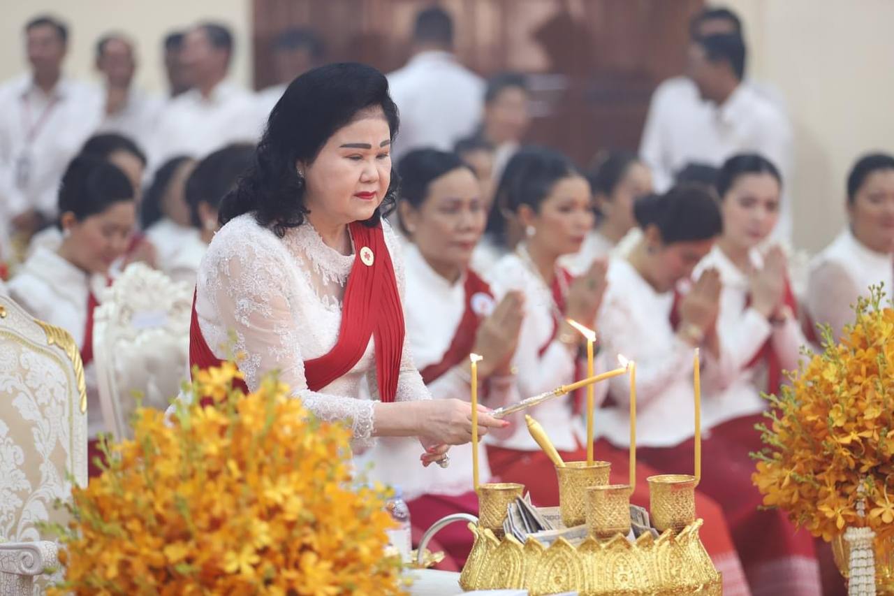 សម្តេចកិត្តិព្រឹទ្ធបណ្ឌិត ប៊ុន រ៉ានី ហ៊ុនសែន រៀបចំពិធីសូត្រមន្ត រាប់បាតព្រះសង្ឃ ថ្វាយព្រះពរសម្តេចម៉ែ ក្នុងឱកាសព្រះរាជពិធីបុណ្យចម្រើនព្រះជន្ម