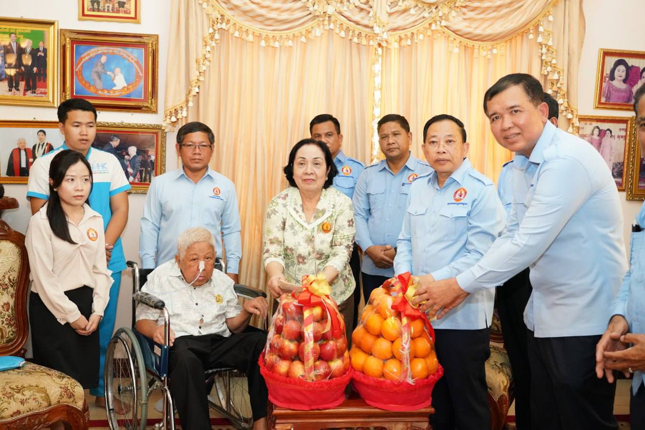 ឯកឧត្តម ចាយ បូរិន នាំយកវត្ថុអនុស្សាវរីយ៍ របស់សម្តេចមហាបវរធិបតី ហ៊ុន ម៉ាណែត និងផ្តាំផ្ញើរសួរសុខទុក្ខ ជូនឯកឧត្តម ហេង តៃគ្រី ដែលកំពុងសម្រាក​ព្យាបាលជម្ងឺនៅគេហដ្ឋាន