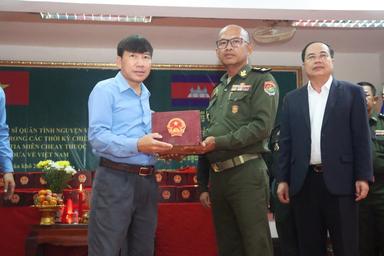 កម្ពុជាប្រគល់អដ្ឋិធាតុកងទ័ពស្ម័គ្រចិត្តវៀតណាមចំនួន៤១ អដ្ឋិធាតុ ដើម្បីធ្វើមាតុភូមិនិវត្តន៍
