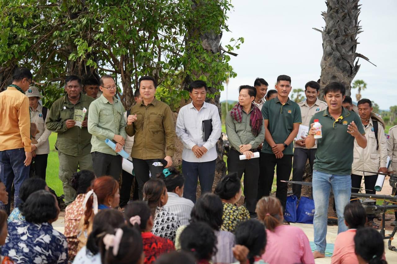 មន្រ្តីជាន់ខ្ពស់ក្រសួងកសិកម្មដឹកនាំមន្ត្រីជំនាញចុះវាយតម្លៃលទ្ធផលនៃការអន្តរាគមន៍លើការកម្ចាត់ដង្កូវហ្វូង លើដំណាំស្រូវប្រជាកសិករ នៅក្នុងខេត្តពោធិ៍សាត់