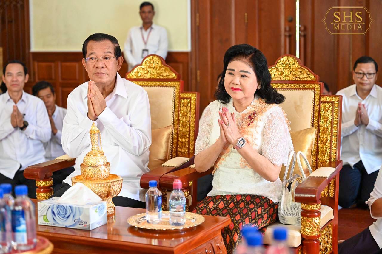 សម្តេចតេជោ ហ៊ុន សែន និងសម្ដេចកិត្តិព្រឹទ្ធបណ្ឌិត អញ្ជើញប្រគេនចង្ហាន់ និងទេយ្យវត្ថុ ថ្វាយ សម្តេចព្រះមហាសង្ឃរាជស្តីទី នន្ទ ង៉ែត