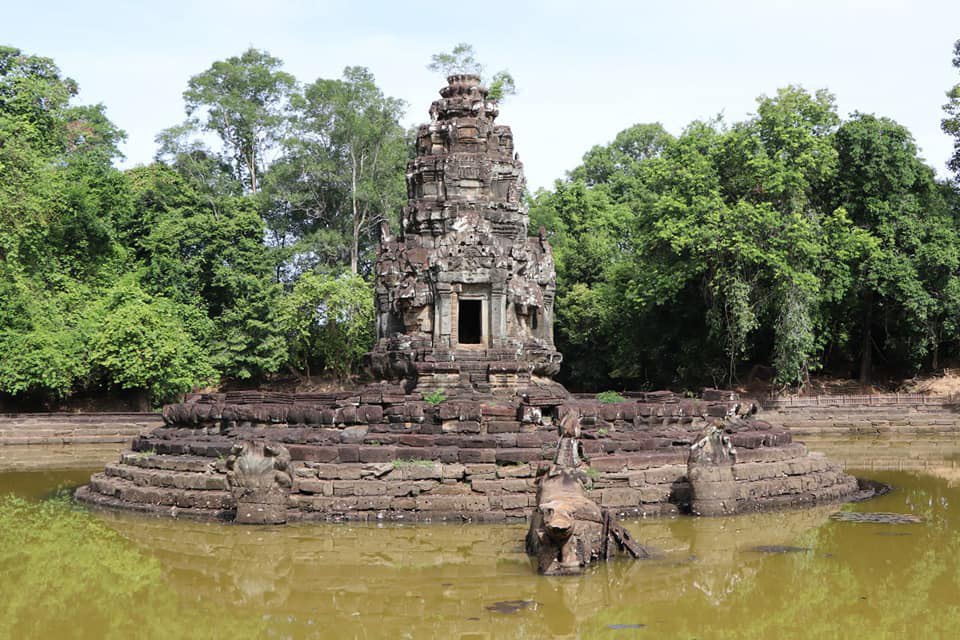 ក្រុមអ្នកបច្ចេកទេសអាជ្ញាធរជាតិអប្សរា កំពុងជួសជុលជណ្តើរ និងកម្រាលជុំវិញដំបូលទទឹករបស់ប្រាសាទនាគព័ន្ធ