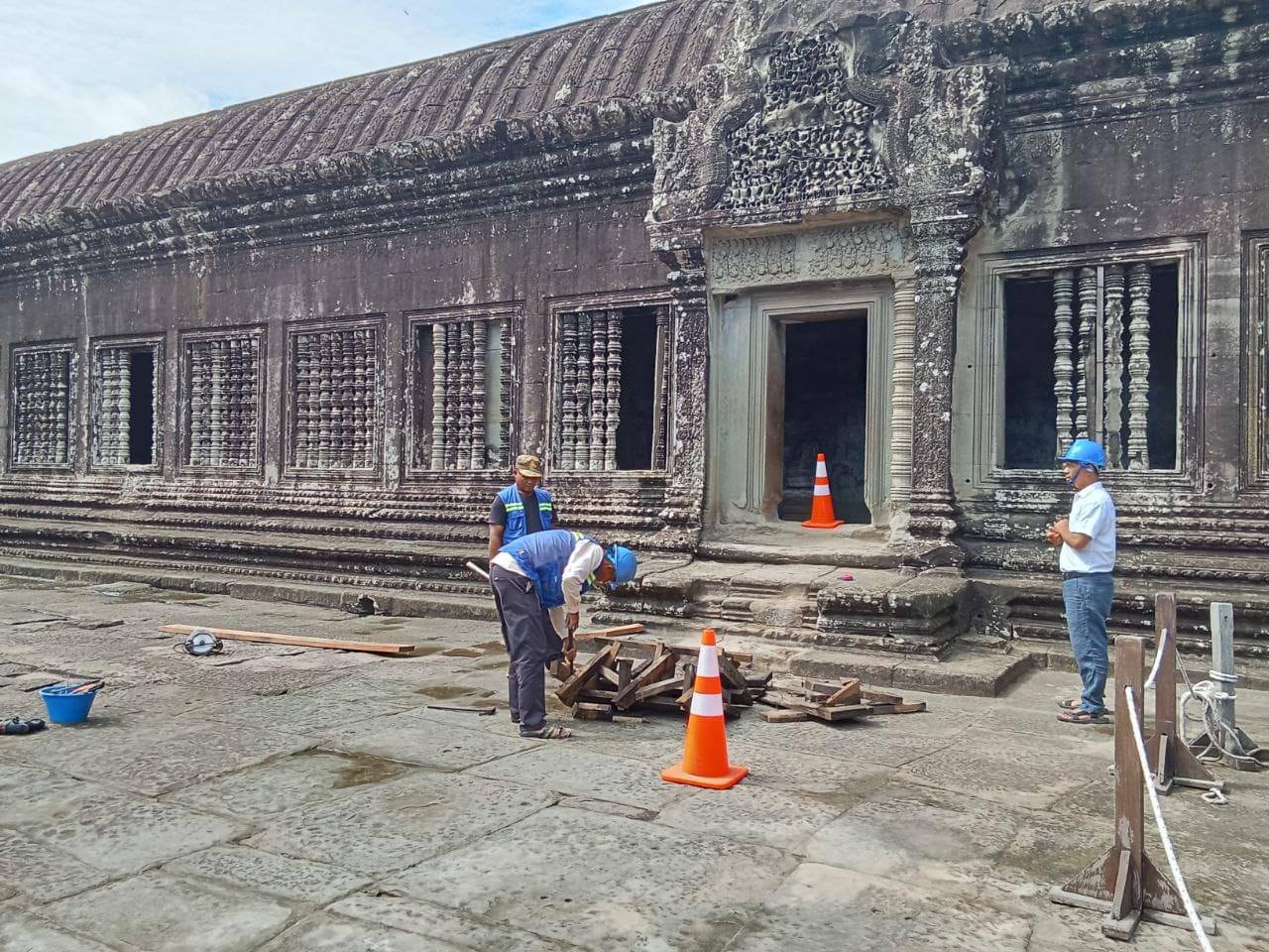 ជួសជុលជណ្តើរឈើចំនួន ៩ទីតាំង នៅរួតទី២ របស់ប្រាសាទអង្គរវត្តដើម្បីផ្តល់ភាពងាយស្រួលដល់អ្នកទេសចរ