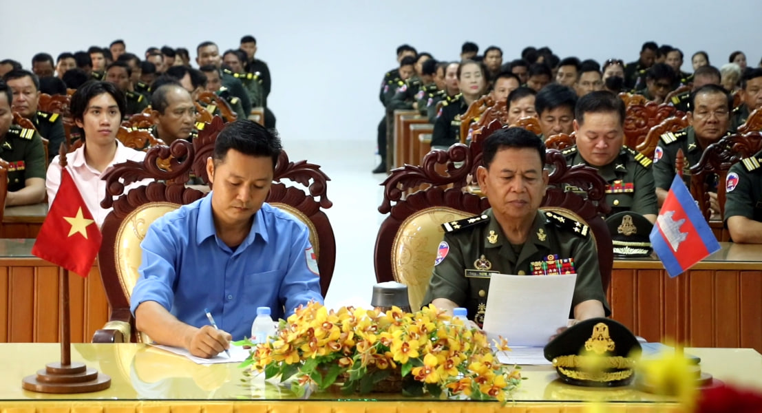 អដ្ឋិធាតុកងទ័ពស្ម័គ្រចិត្តវៀតណាម១០អដ្ឋិធាតុនៅខេត្តកំពង់ធំ ធ្វើមាតុភូមិនិវត្តន៍