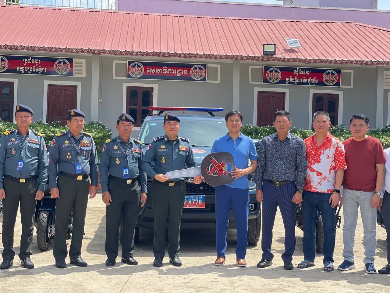 សប្បុរសជនផ្តល់រថយន្តមួយគ្រឿង និងម៉ូតូប្រាំពីរគ្រឿងដល់ កងរាជអាវុធហត្ថខេត្តកំពង់ស្ពឺសម្រាប់បំពេញការងារ