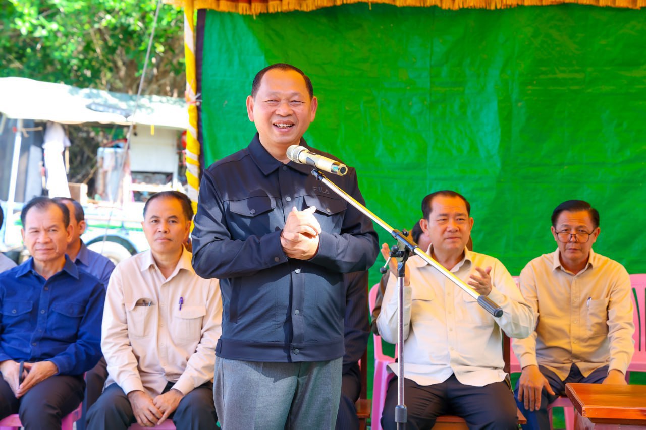 រដ្ឋមន្រ្តីក្រសួងអភិវឌ្ឍន៍ជនបទអញ្ជើញបើកការដ្ឋានកែលំអផ្លូវលំជនបទមួយខ្សែដែលសាកល្បងប្រើប្រាស់បច្ចេកវិទ្យាថ្មី