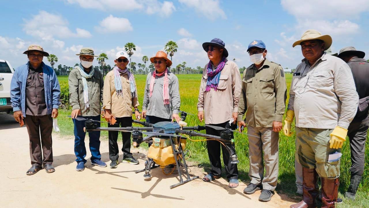 មន្រ្តីជាន់ខ្ពស់ក្រសួងកសិកម្ម ចុះពិនិត្យ និងផ្សព្វផ្សាយពីការកម្ចាត់ «រុយស» ក្រោយផ្ទុះ រាតត្បាតស៊ីស្រូវប្រជាកសិករនៅខេត្តចំនួន៣នៅតាមព្រំដែនកម្ពុជា-វៀតណាម