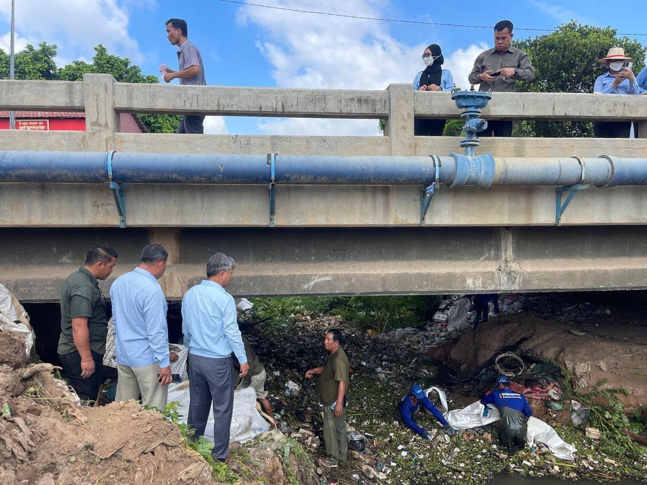 អាជ្ញាធរខណ្ឌច្បារអំពៅ សម្អាតប្រឡាយ ព្រំប្រទល់រវាងសង្កាត់ព្រែកប្រា និងសង្កាត់ព្រែកថ្មី ដើម្បីបញ្ចៀសការស្ទះផ្លូវទឹកដោយសារសម្រាម