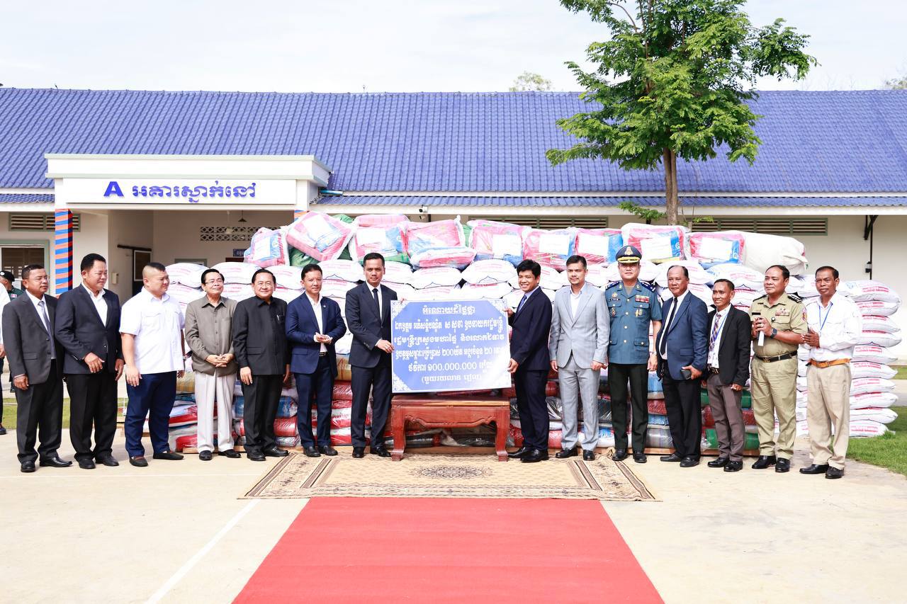 ឯកឧត្តមអភិសន្តិបណ្ឌិត ស សុខា កោតសរសើរ ឯកឧត្តមវេជ្ជបណ្ឌិត កែ ស៊ីនួន ដែលបានជួយសង្គ្រោះជនរងគ្រោះដោយសារគ្រឿងញៀន​ជាមួយរាជរដ្ឋាភិបាលកម្ពុជា