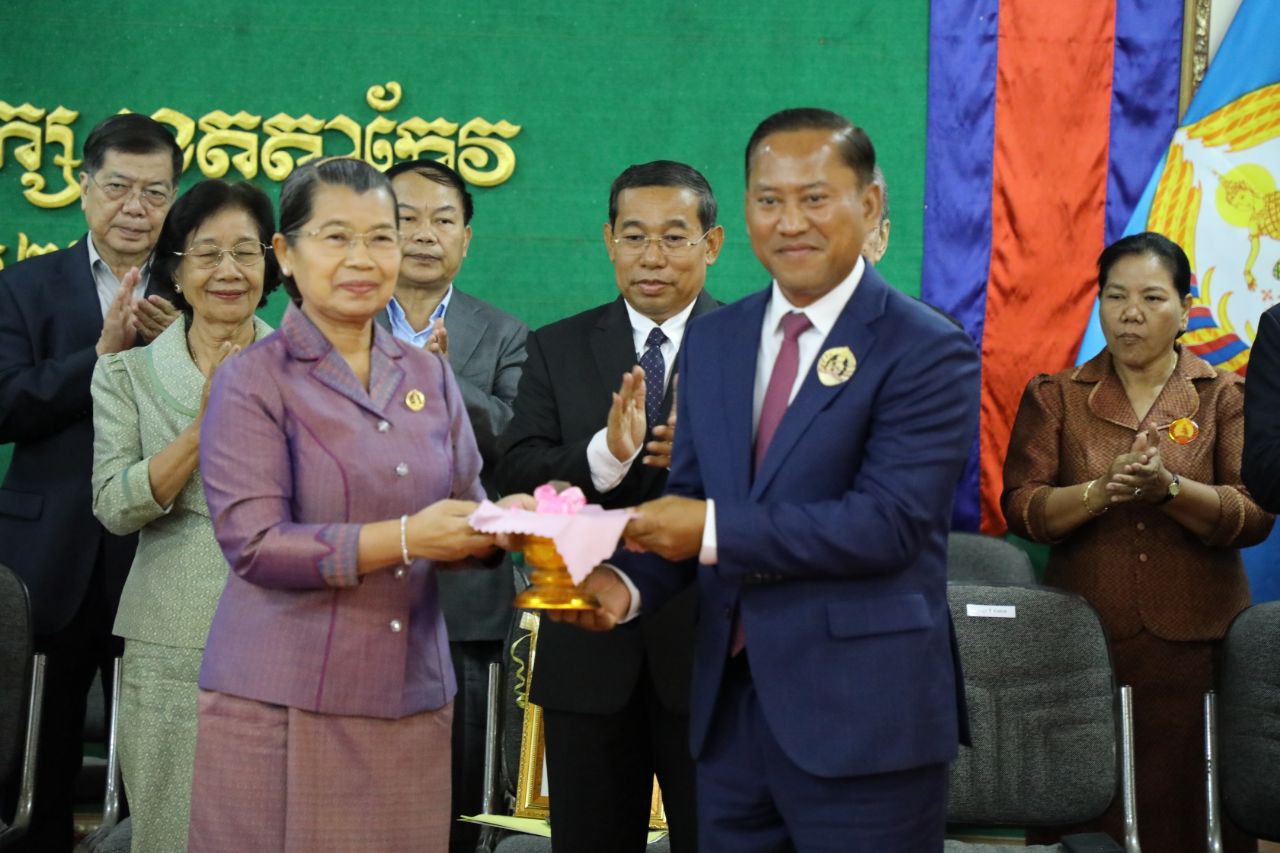 សម្តេច ម៉ែន សំអន អញ្ជើញប្រកាសផ្ទេរភារកិច្ចប្រធានគណបក្សប្រជាជន​កម្ពុជា​ខេត្តតាកែវ