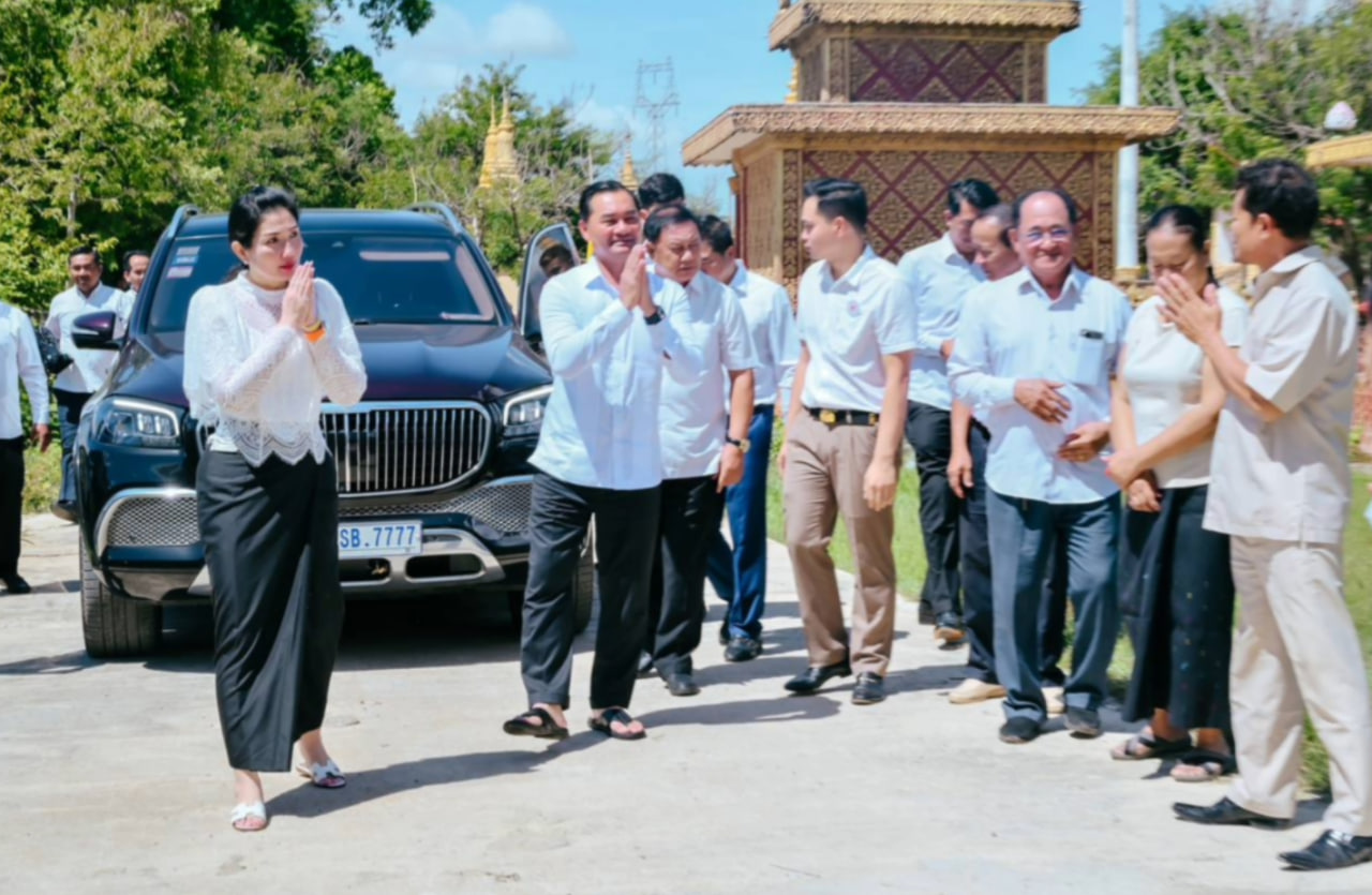 អភិបាលខេត្តកំពង់ស្ពឺចូលរួមរំលែកទុក្ខ និងនាំអំណោយជូនគ្រួសារឆក់ខ្សែភ្លើងស្លាប់បីនាក់