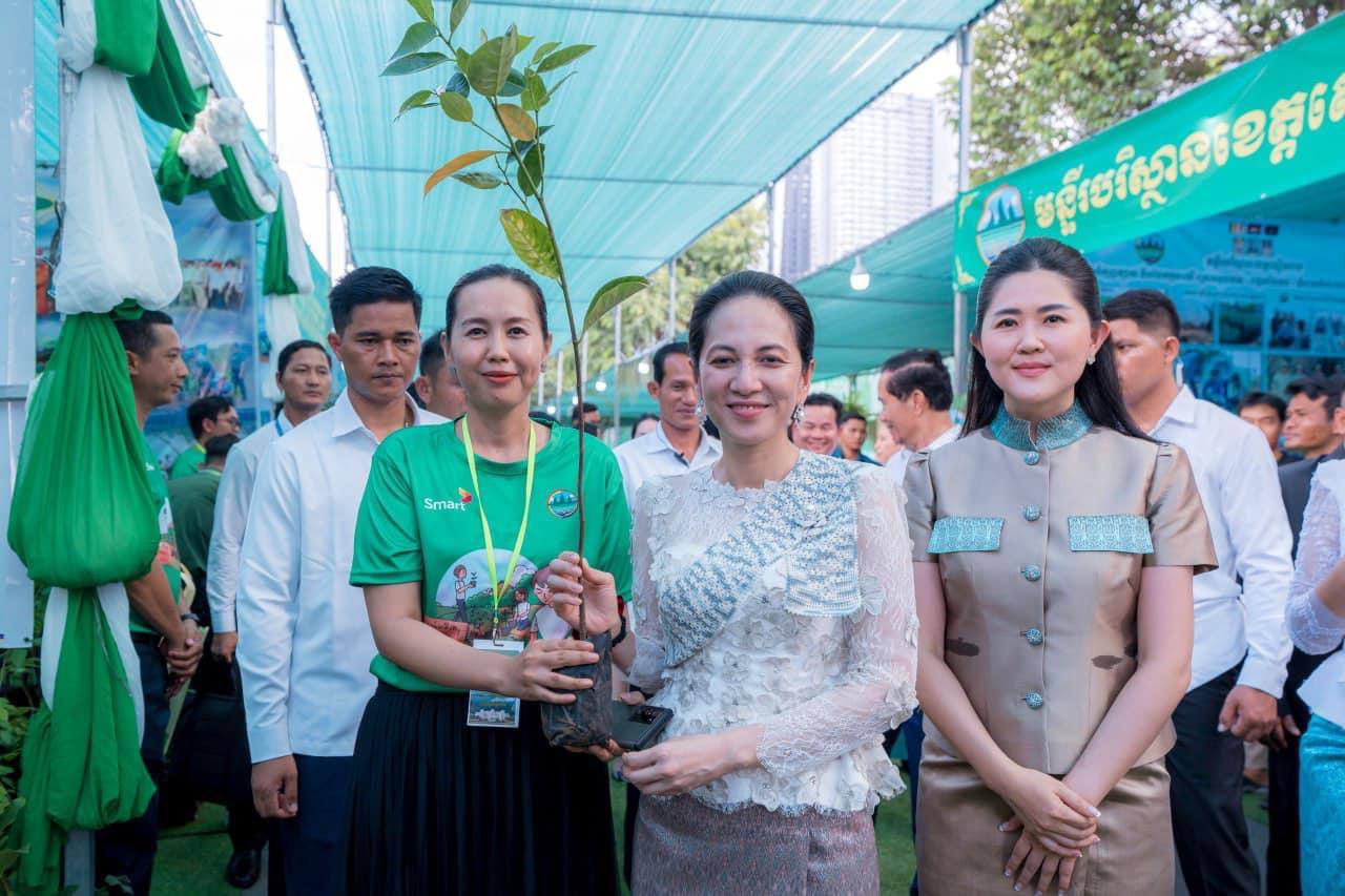 លោកជំទាវបណ្ឌិត ពេជ ចន្ទមុន្នី ចូលរួមកម្មវិធីដាក់តាំងបង្ហាញ ក្នុងពិព័រណ៍ផ្សព្វផ្សាយ និងចែកកូនឈើ នៃក្រសួងបរិស្ថាន