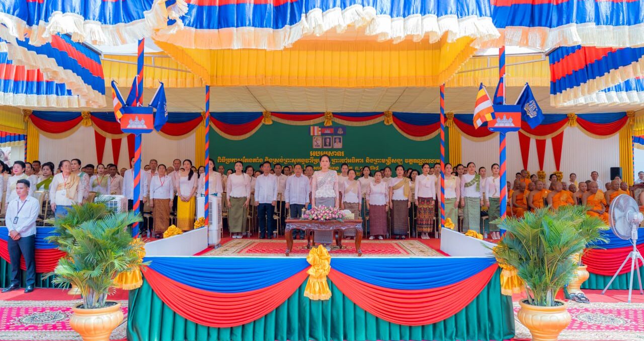 លោកជំទាវបណ្ឌិត ពេជ្រ ចន្ទមុន្នី អញ្ជើញស្រង់ព្រះសុគន្ធវារី ប្រគេនព្រះចៅអធិការ និងមន្ត្រីសង្ឃ វត្តឧណ្ណាលោម