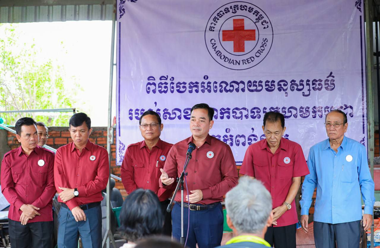 អភិបាលខេត្តកំពង់ចាមនាំយកអំណោយកាកបាទក្រហមជូនពលរដ្ឋរងគ្រោះដោយខ្យល់កន្ត្រាក់នៅឃុំរអាង