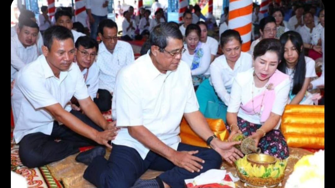ឯកឧត្តម កែ គឹមយ៉ាន ឧត្តមប្រឹក្សាផ្ទាល់ព្រះមហាក្សត្រ ប្រគេន ទៀនព្រះវស្សាដល់វត្តចំនួន១១ ក្នុងខេត្តបន្ទាយ មានជ័យ
