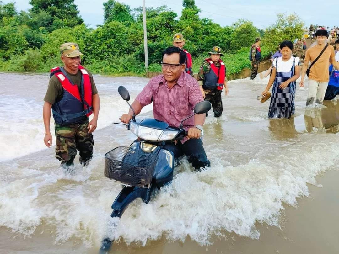 ពលរដ្ឋ និងសិស្សានុសិស្ស ជិត ៤០នាក់ ព្រមទាំង យានយន្តជាង ១៥០គ្រឿង ត្រូវបានក្រុមសង្គ្រោះគ្រោះមហន្តរាយវរសេនាតូចលេខ៣៧១ ចុះជួយចម្លងត្រង់ទំនប់បង្ហៀរទឹកអូស្វាយ