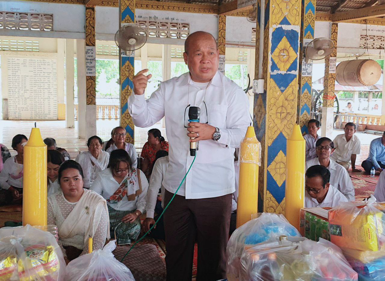 ឯកឧត្តមបណ្ឌិត សម តារា ប្រគេនទៀនព្រះវស្សាដល់ព្រះសង្ឃ ចំនួន ៤វត្តនៅស្រុកកំពង់រោទិ៍ ខេត្តស្វាយរៀង