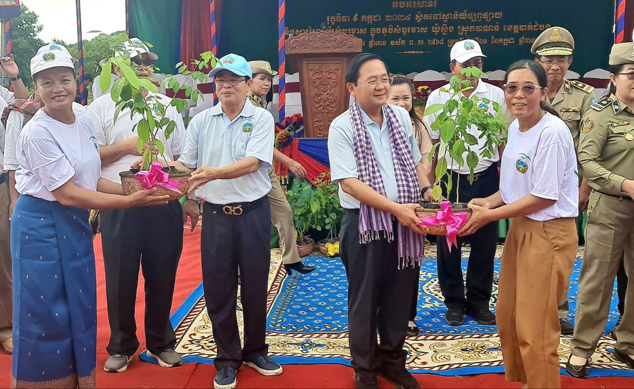 អភិបាលខេត្តបាត់ដំបង អំពាវនាវដល់ប្រជាពលរដ្ឋដាំឈើហូបផ្លែ ដាំដើមឈើនិងបន្លែបង្ការកុំទុកដីទំនេរ
