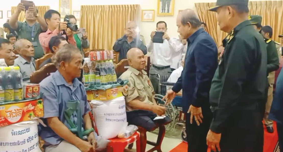 បណ្ឌិតសភាចារ្យ អ៊ុក រ៉ាប៊ុន អញ្ជើញជួបសំណេះសំណាល និងចែក​អំណោយសម្ដេចធិបតី ហ៊ុន ម៉ាណែត និងលោក​ជំទាវ​បណ្ឌិត ជូនដល់អតីតយុទ្ធជនកម្ពុជាខេត្តកំពង់ឆ្នាំង