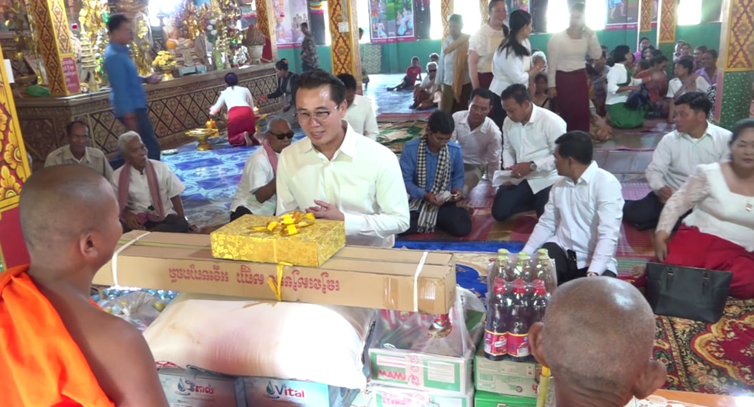 តំណាងរាស្ត្រមណ្ឌលខេត្តកំពង់ធំមួយរូប ប្រគេនទៀនព្រះ​វស្សា​ដល់វត្តចំនួនបួន