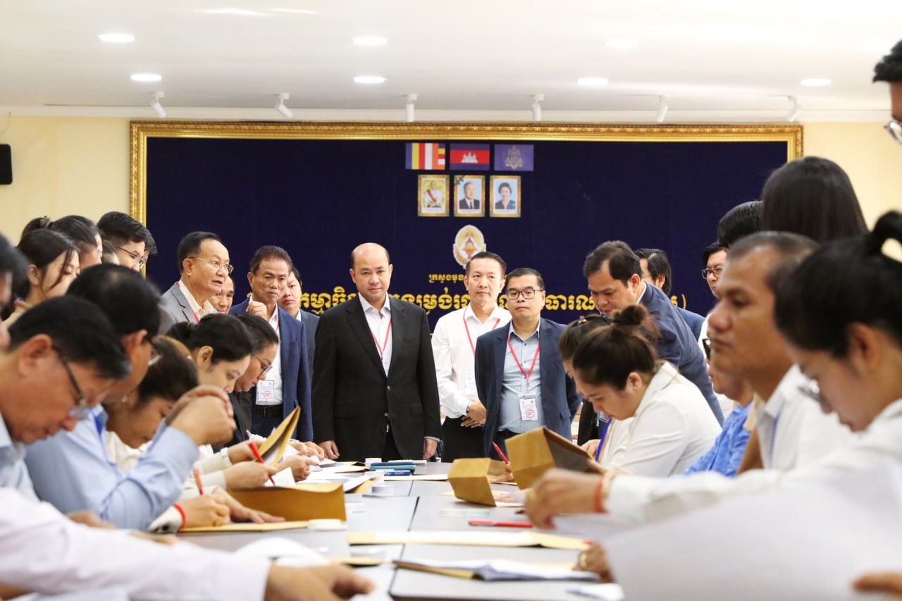 គណៈកម្មាការ ចាប់ផ្តើមបើកកំណែសន្លឹកកិច្ចការ​លើវិញ្ញា​សារ​សេរ​របស់បេក្ខជនលើកទី១ សម្រាប់ការប្រឡងប្រជែងជ្រើសរើស​គ្រូ​បង្រៀនបឋមសិក្សា