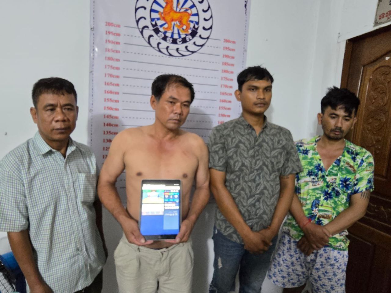 ក្រុមអ្នកលេងល្បែង ជល់មាន់តាមអនឡាញ ៤នាក់ ត្រូវនគរបាល ខណ្ឌឬស្សីកែវ ឆ្មក់បង្ក្រាបបាន
