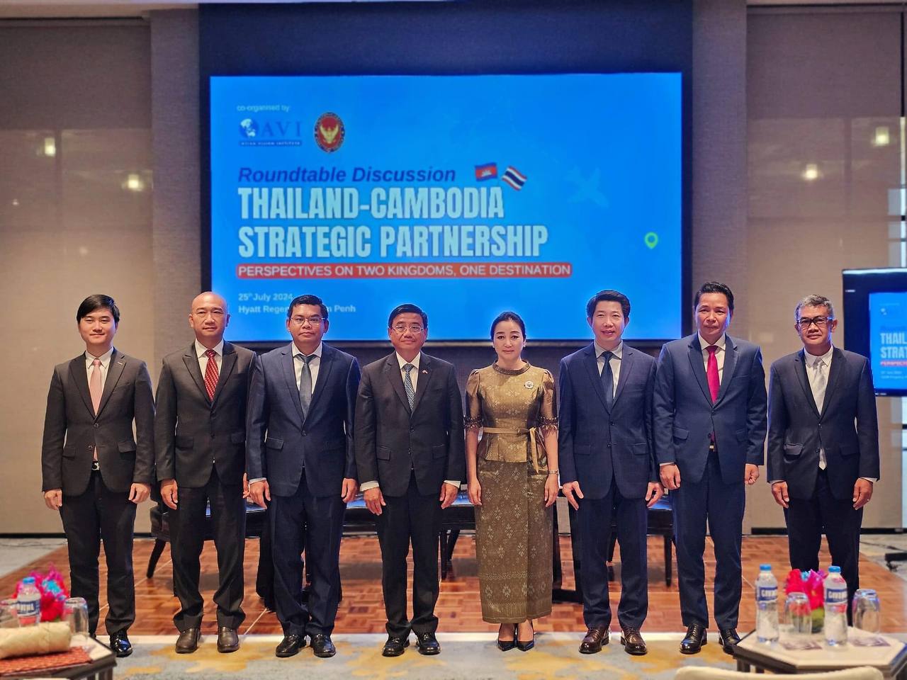 ឯកឧត្តមបណ្ឌិត ជុក ជំនោរ បានអញ្ជើញថ្លែងសុន្ទរកថាគន្លឹះនាពិធីបើកកិច្ចពិភាក្សាតុមូលស្តីពីភាពជាដៃគូយុទ្ធសាស្ត្រកម្ពុជា-ថៃ៖ ទស្សនវិស័យអំពី «ព្រះរាជាណាចក្រពីរ គោលដៅតែមួយ»