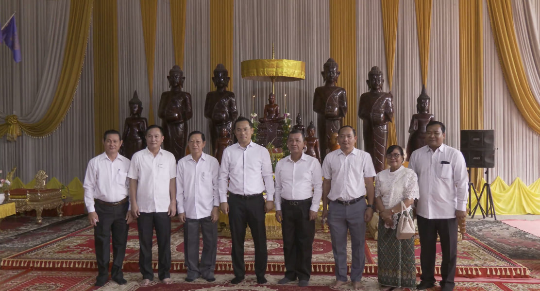 ថ្នាក់ដឹកនាំខេត្តកំពង់ធំប្រគេនទៀនព្រះវស្សា និងទេយ្យទានដល់វត្តចំនួន១១
