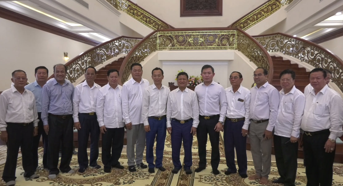 អ្នកឧកញ៉ាបណ្ឌិត ទ្រី ភាព និងអ្នកឧកញ៉ា គៀន ស្រីនាង ប្រគេនទៀន ព្រះវស្សាដល់ព្រះសង្ឃ២៦វត្តនៅចម្ការកៅស៊ូ ទ្រី ភាព បឹងទន្លេម្រេច