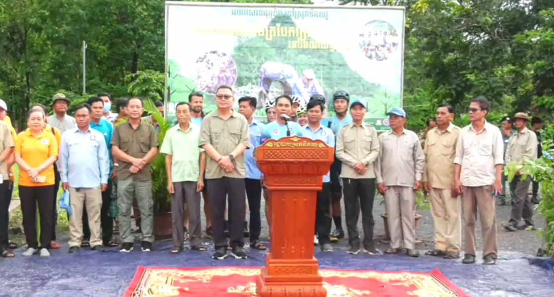 អាជ្ញាធរស្រុកទឹកឈូតុបតែងរមណីយដ្ឋានភ្នំស តាមរយៈការដាំ​កូនឈើបន្ថែម