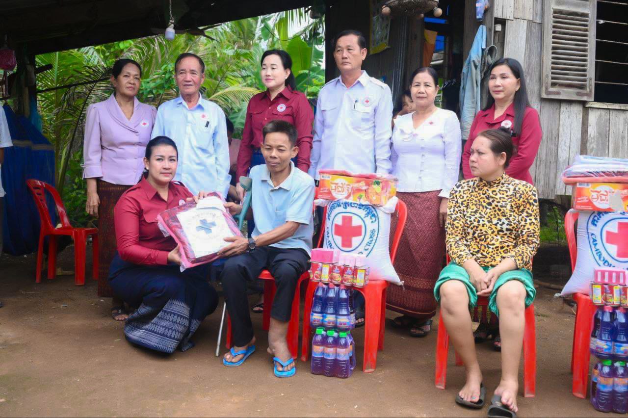 ពលរដ្ឋទីទ័លក្រចំនួន១០គ្រួសាទទួលអំណោយយពីសាខាកាកបាទក្រហមខេត្តកំពង់ចាម