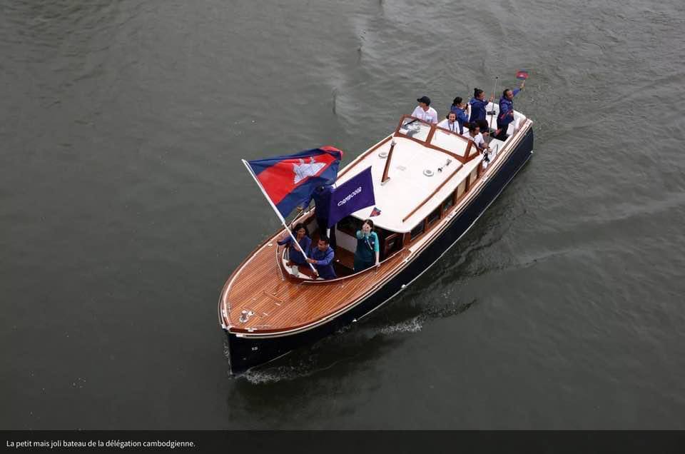កាសែត Le Figaro ដាក់រូបថតមួយសន្លឹកនិយាយពីគណប្រតិភូកម្ពុជា