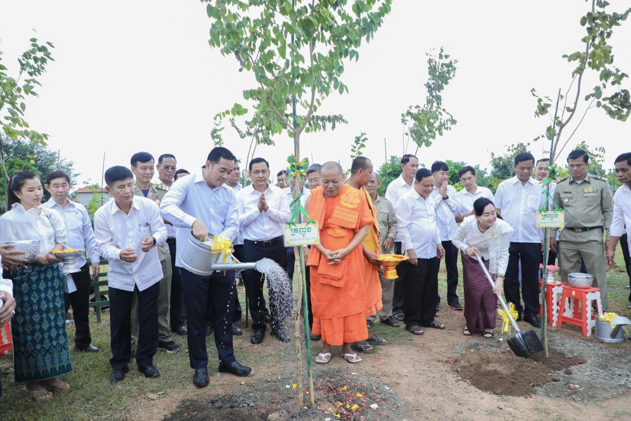 ថ្នាក់ដឹកនាំខេត្តកំពង់ចាមប្រគេនទៀនព្រះវស្សា និងទេយ្យទានដល់វត្តនៅស្រុកកំពង់សៀម និងស្រុកស្ទឹងត្រង់