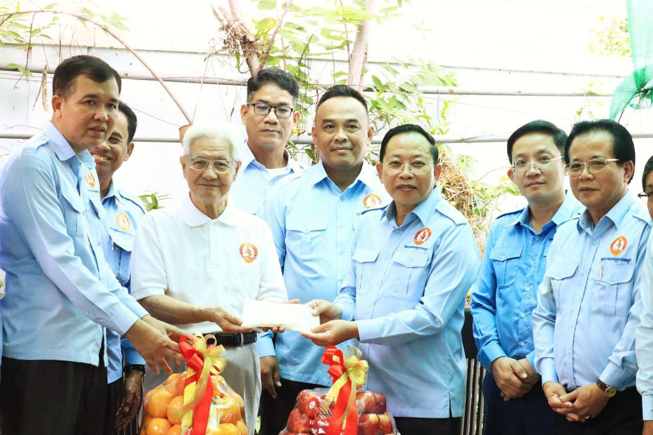 ឯកឧត្តម ចាយ បូរិន នាំយកវត្ថុអនុស្សាវរីយ៍របស់សម្តេចមហាបវរធិបតី ហ៊ុន ម៉ាណែត ជូន ឯកឧត្តម សេង លឹមនៅ ដល់គេហដ្ឋាន