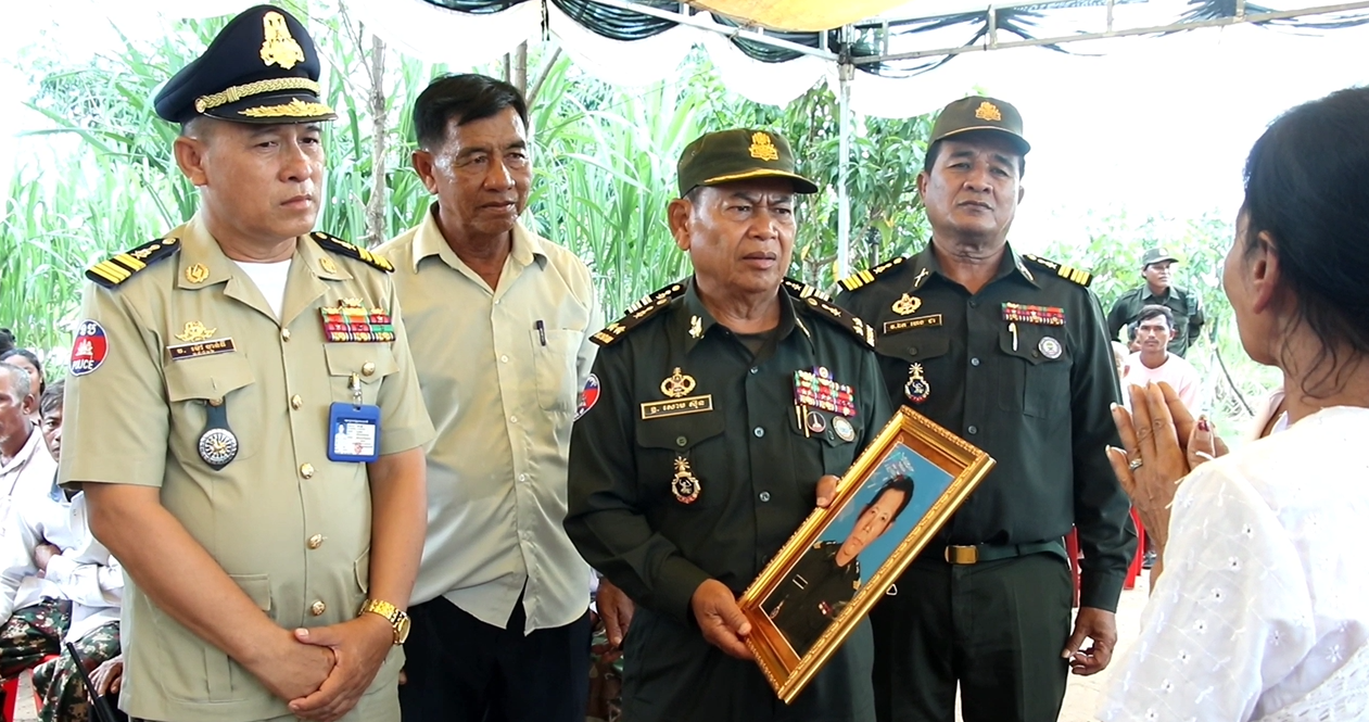 ឧត្តមសេនីយ៍ទោ សោម ស៊ុន នាំយកថវិកាបេឡាមរណៈសង្គ្រោះ ប្រគល់ជូនគ្រួសារសព អតីតយុទ្ធជនពិការ