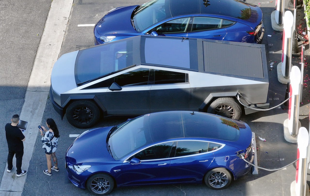 ឡាន Tesla ៤ ម៉ូដែល ជិត ២លានគ្រឿងបិទដំបូលមុខអត់ជិត