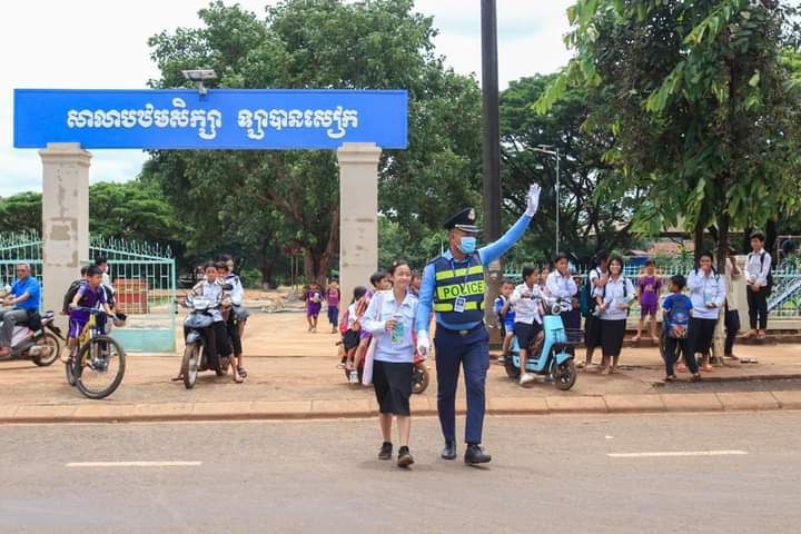 កម្លាំងនគរបាលខេត្តរតនគិរីជួយសម្រួលចរាចរណ៍ដល់សិស្សានុសិស្សពេលចូលនិងចេញពីសាលា
