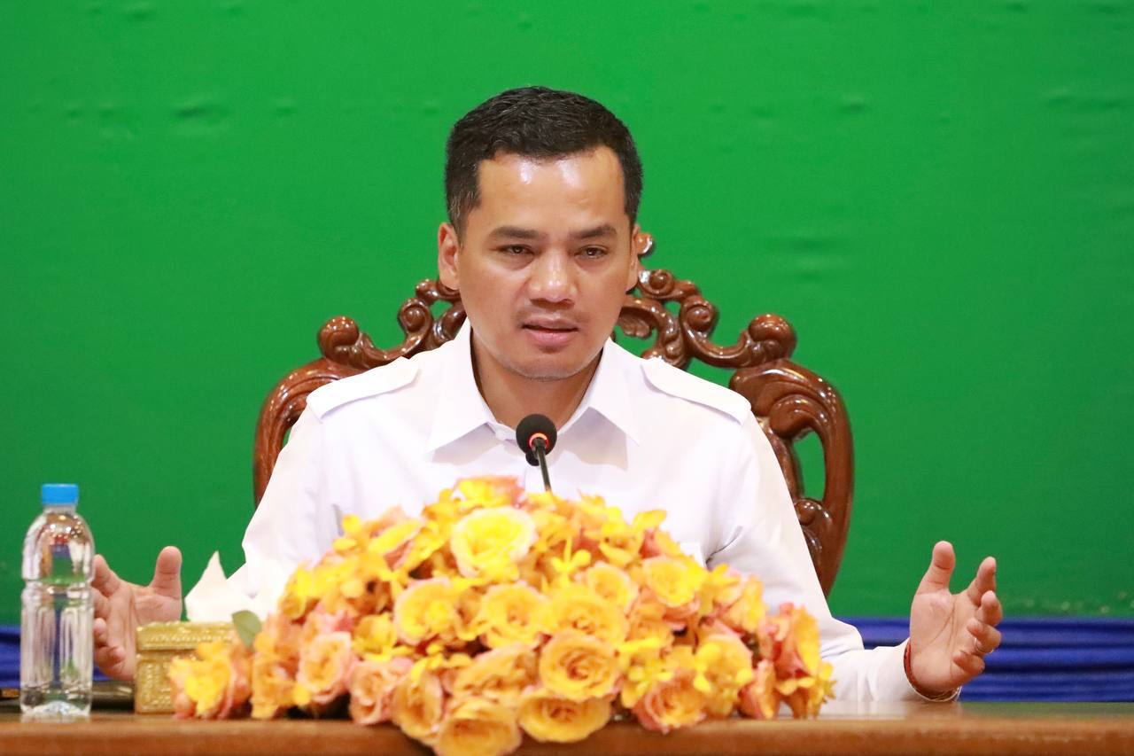 ឯកឧត្តមអភិសន្តិបណ្ឌិត សំណេះសំណាលនិងផ្ដល់ថវិកាជូនកម្លាំងរដ្ឋបាល​ខេត្តពោធិ៍សាត់ ដែលចូលរួមក្នុងប្រតិបត្តិការរុករកឧទ្ធម្ភាគចក្រ