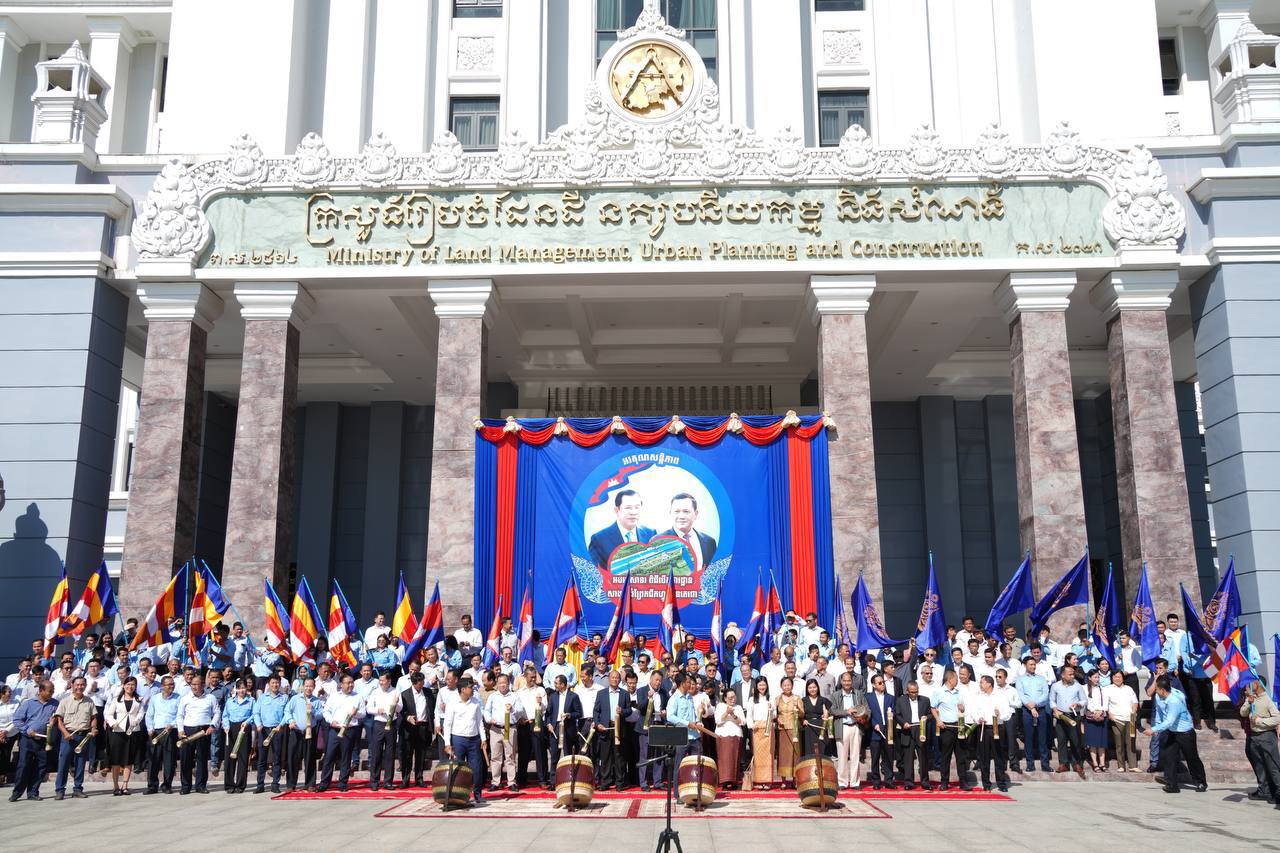 ថ្នាក់ដឹកនាំក្រសួងដែនដី វាយស្គរ អបអរសាទរពិធីបើកការដ្ឋានសាងសង់ គម្រោងព្រែកជីកហ្វូណនតេជោ