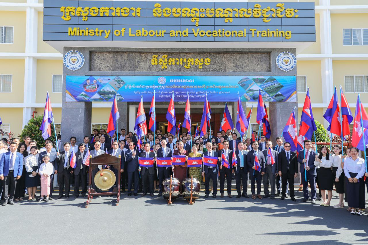 ក្រសួងការងារ និងបណ្តុះបណ្តាលវិជ្ជាជីវៈ រៀបចំពិធីវាយគង ទូងស្គរអបអរសាទរពិធីបើកការដ្ឋានសាងសង់ព្រែកជីកហ្វូណនតេជោ