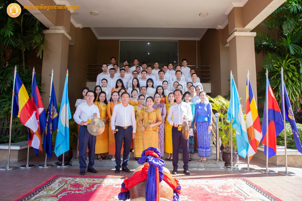 ថ្នាក់ដឹកនាំគណៈមេធាវី និងមជ្ឈមណ្ឌលបណ្តុះបណ្តាលវិជ្ជាជីវៈមេធាវី ព្រមទាំងបុគ្គលិកគណៈមេធាវី ចូលរួមអបអរសាទរ ពិធីបើកការដ្ឋានសាងសង់ព្រែកជីកហ្វូណនតេជោ
