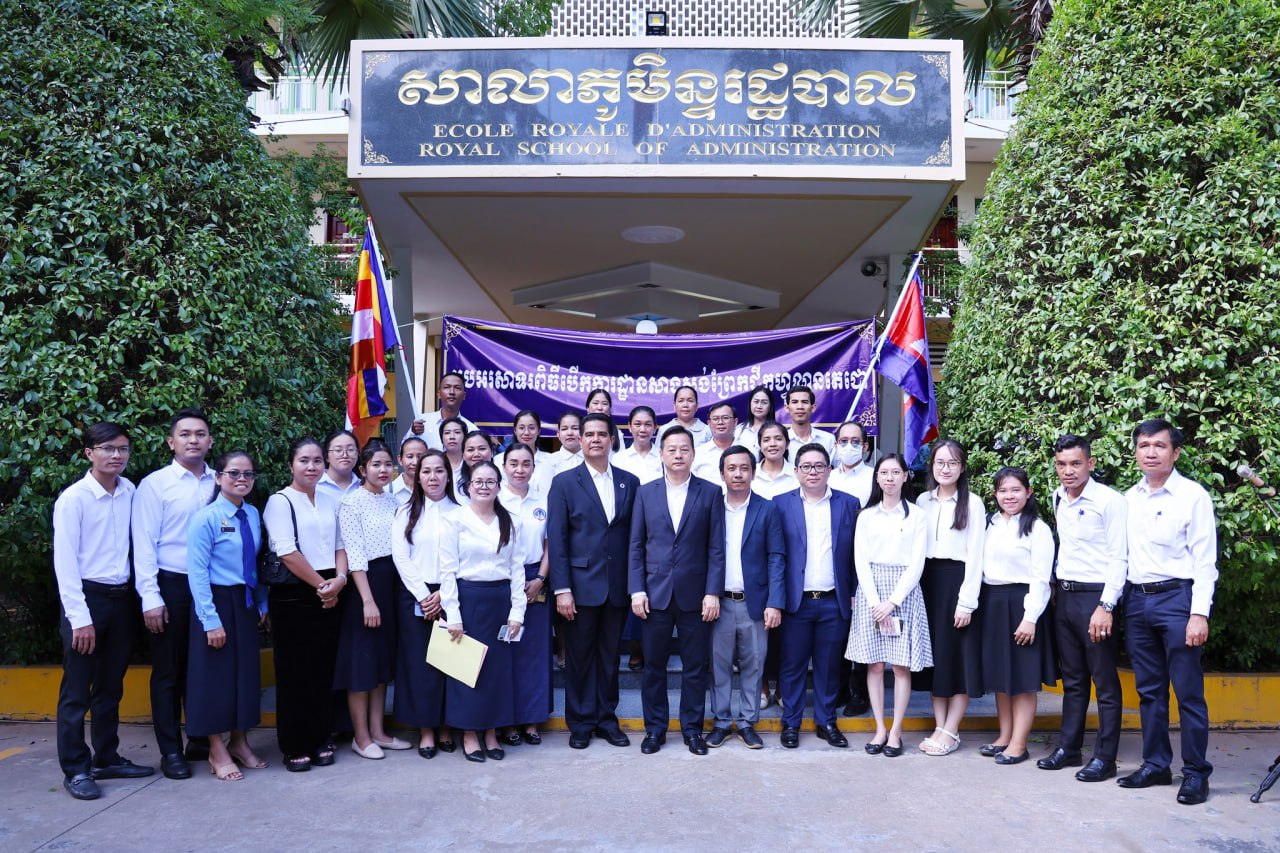 ថ្នាក់ដឹកនាំ និងមន្ត្រីរាជការ នៃក្រសួងមុខងារសាធារណៈ ព្រមទាំងសាលាភូមិន្ទ​រដ្ឋបាល អបអរសាទរការបេីកការដ្ឋាន «ព្រែកជីកហ្វូណន តេជោ»
