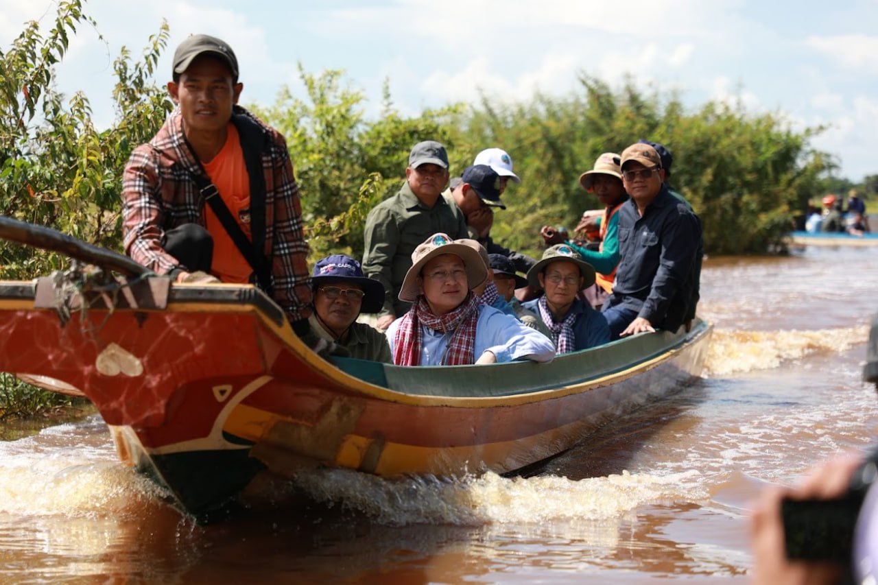 រដ្ឋមន្ត្រីក្រសួងកសិកម្ម អញ្ជើញចុះពិនិត្យស្ថានភាពជំនន់ទឹកភ្លៀង និងរិះរកវិធានការស្ទាក់ទឹក ដើម្បីសង្គ្រោះផលស្រូវរបស់ប្រជាពលរដ្ឋ នៅខេត្តកំពង់ធំ