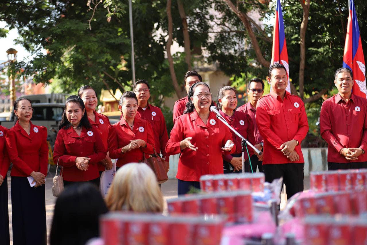 កាកបាទក្រហមកម្ពុជា ផ្តល់អំណោយមនុស្សធម៌ដល់ប្រជាជន ១.២១១គ្រួសារ រស់នៅ សហគមន៍ក្រីក្រទាំង១០ នៃសង្កាត់គោករកា ខណ្ឌព្រែកព្នៅ