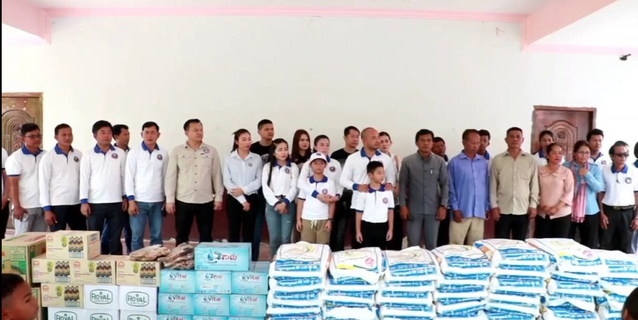 ក្រុមយុវជនសម្ព័ន្ធស្រលាញ់សន្តិភាពខេត្តបន្ទាយមានជ័យនាំយកអំណោយទៅផ្តល់ជូនមណ្ឌលសង្គ្រោះជនអស់សង្ឃឹមទី២ ស្រុកមង្គលបូរី