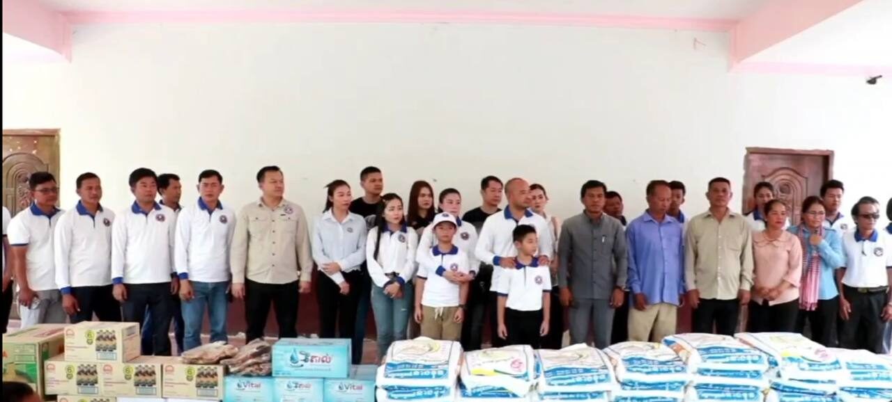 ក្រុមយុវជនសម្ព័ន្ធស្រលាញ់សន្តិភាពខេត្តបន្ទាយមានជ័យ ចុះសួរសុខទុក្ខ និងនាំ​យក អំណោយជួយដល់មណ្ឌលសង្គ្រោះជនអស់សង្ឃឹមទី២ ស្រុកមង្គលបូរី