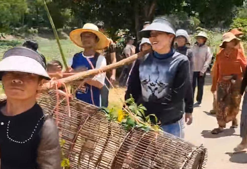 ប្រពៃណីសុំទឹកភ្លៀងអ្នកស្រុកនៅឃុំបន្ទាយឆ្មារខេត្តបន្ទាយមានជ័យលើកគ្នាធ្វើពិធីហែរ”នាងមៀវ”(ឆ្មារ)ដើម្បីសុំទឹកភ្លៀវព្រោះរាំងស្ងួតពេក