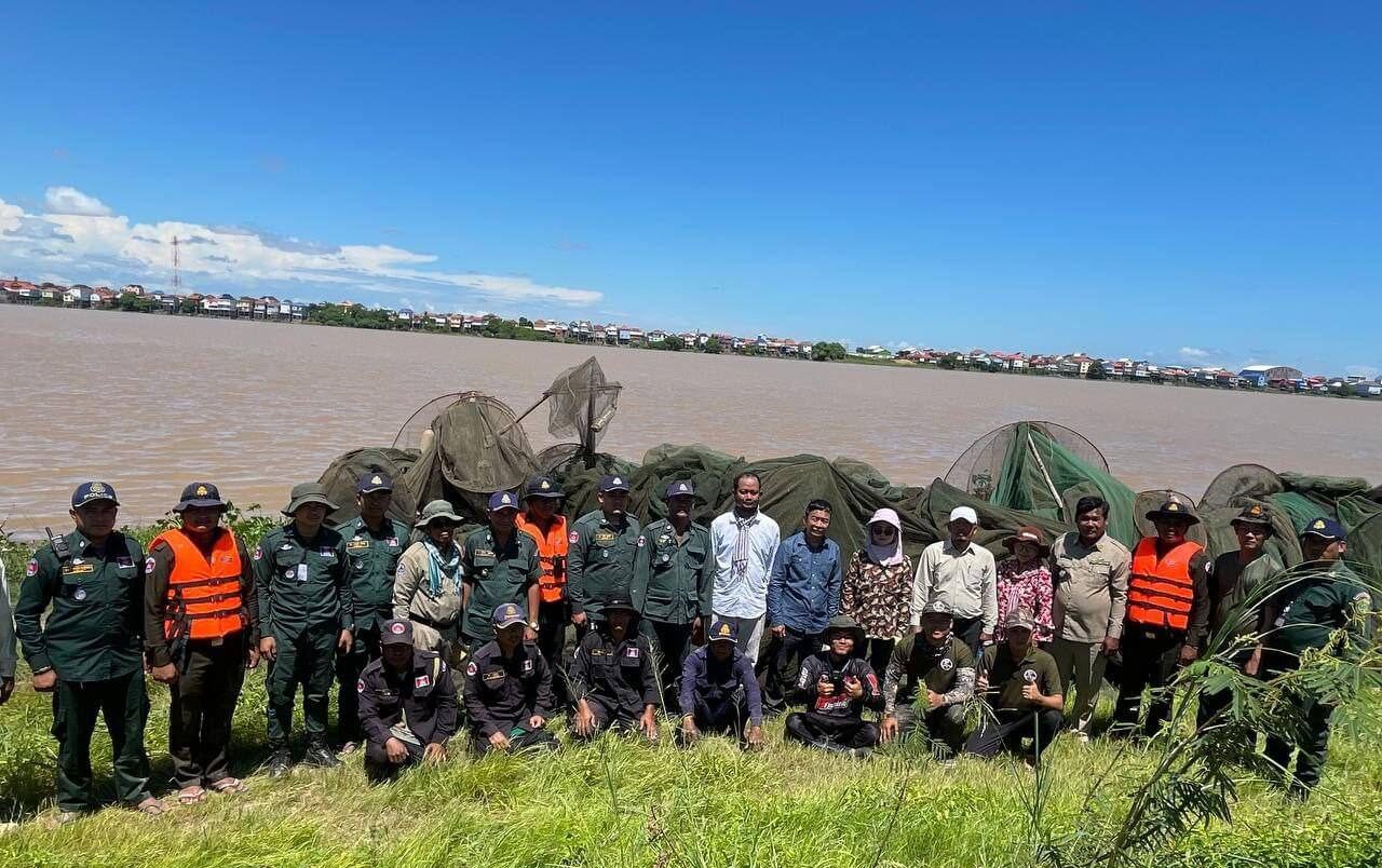 បង្រ្កាបបទល្មើសនេសាទ និងបានដុតកម្ទេចោល ស្បៃមុង របាំងស្បៃមុង និងឧបករណ៍នេសាទខុសច្បាប់ នៅខេត្តកណ្តាល