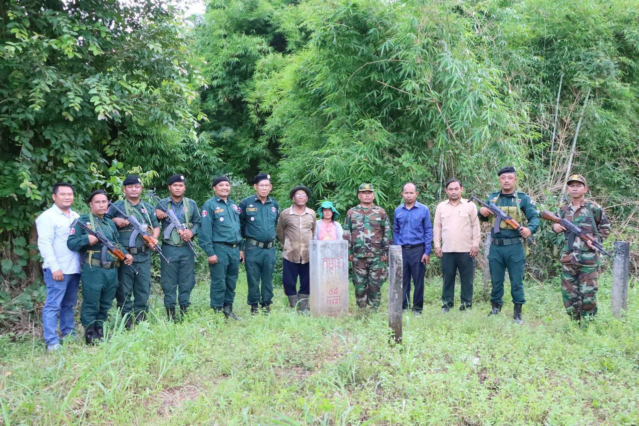 មន្ត្រីមន្ទីរព័ត៌មានខេត្តមណ្ឌលគិរី ចុះជួបផ្ទាល់ជាមួយប្រជាពលរដ្ឋ និងកងកម្លាំងដែលឈរជើងនៅតាមខ្សែបន្ទាត់ព្រំដែនកម្ពុជា វៀតណាម